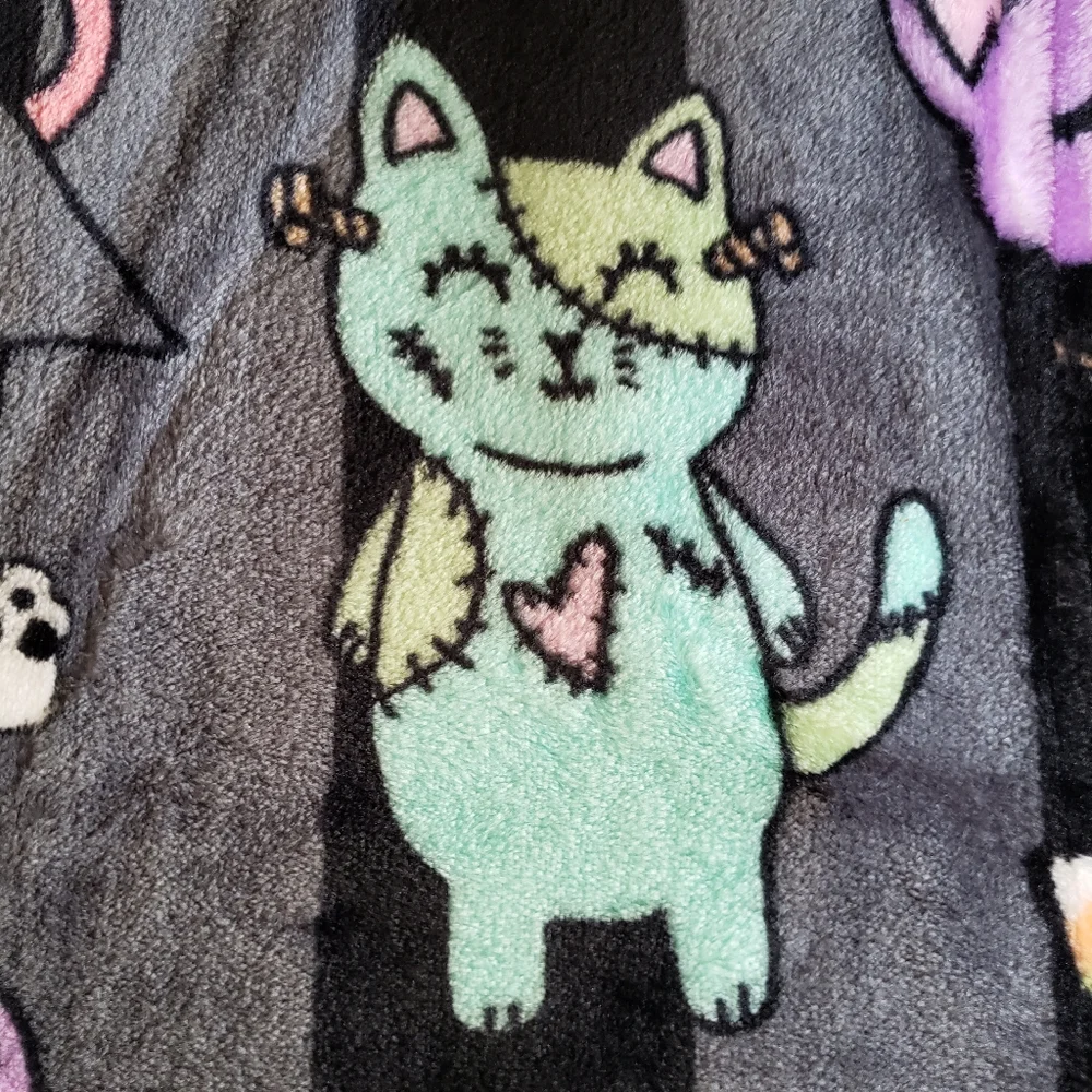 Betsey Johnson Halloween Cats In Costumes Black Gray Throw Blanket 50x60